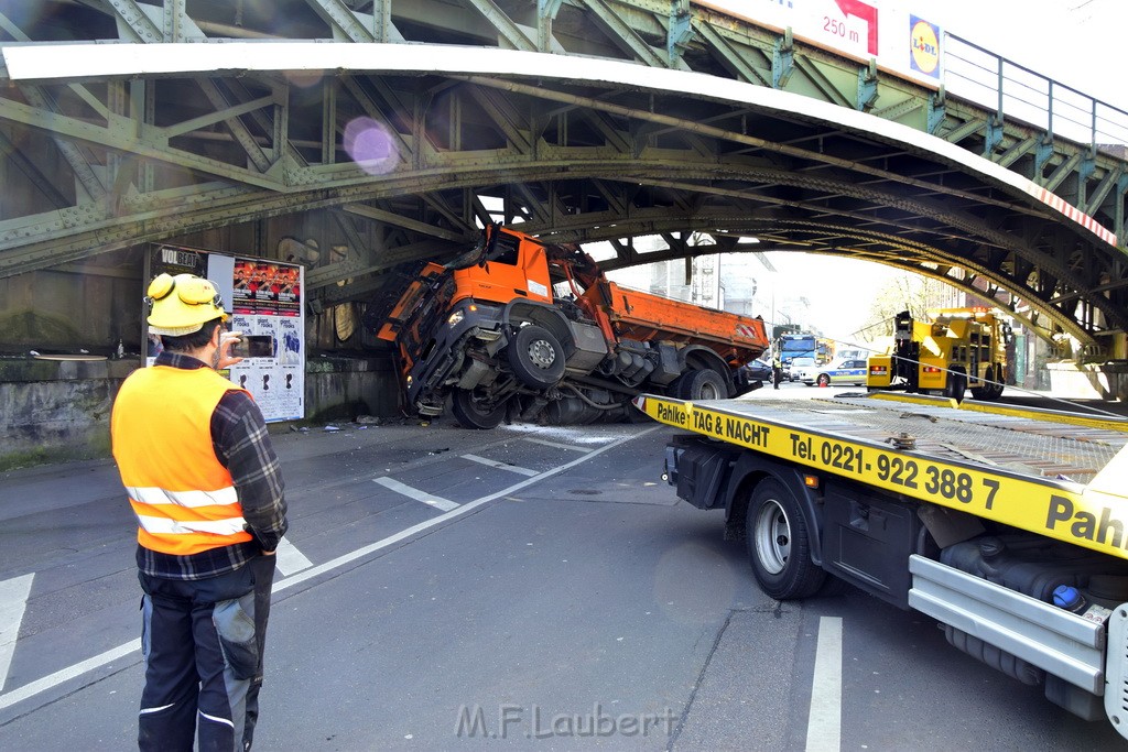 LKW blieb unter Bruecke haengen Koeln Deutz Deutz Muelheimerstr P044.JPG - Miklos Laubert